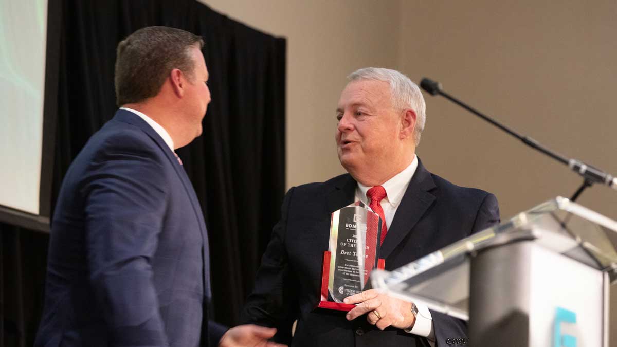 Brian Blundell presents Bret Towne with the 2020 Citizen of the Year award (Photo: <a href="https://edmondbusiness.com/author/brent-fuchs/">Brent Fuchs</a>)